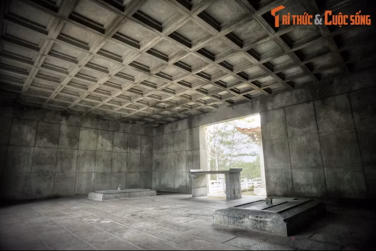 Bên trong lăng, hai ngôi mộ của ông bà Nguyễn Hữu Hào được làm bằng bằng đá xanh cao khoảng 30 cm, nằm hai bên một hương án cũng bằng đá xanh đặt chính giữa. Hai ngôi mộ đều được chạm khắc tinh xảo với hình tượng thập giá của đạo Thiên Chúa ở trung tâm...