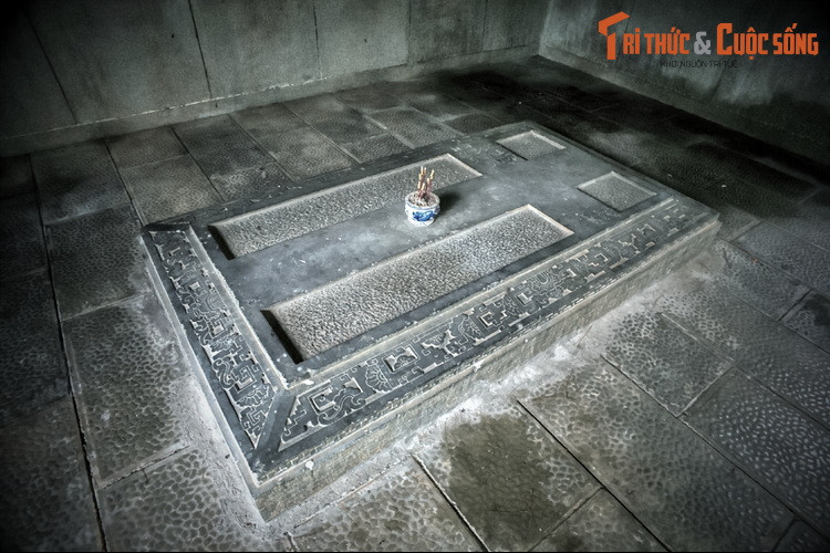 Lúc sinh thời, Nguyễn Hữu Hào là một đại điền chủ giàu có, quê gốc ở Gò Công (Tiền Giang). Ông kết hôn với bà Lê Thị Bình, ái nữ của ông Huyện Sỹ giàu nhất xứ Nam kỳ thời bấy giờ. Vợ chồng ông hạ sinh hai con gái, trong đó con thứ là Nam Phương Hoàng hậu Nguyễn Hữu Thị Lan.