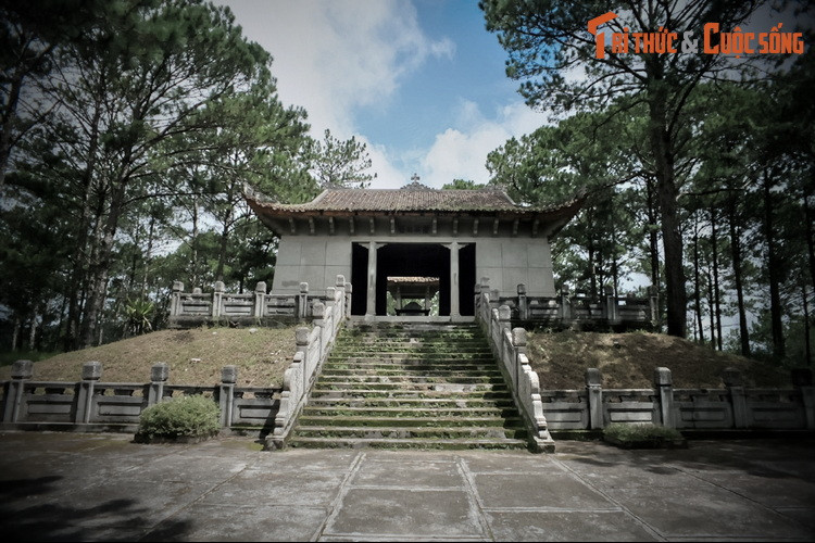 Toàn bộ phần nhà mộ được xây bằng gạch trát đá rửa, mái đúc bê tông cốt thép và tán xòe rộng. La phông được đổ theo kiểu dàn hoa, mái được lợp bằng ngói hoàng lưu ly.