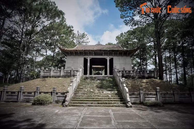 Toàn bộ phần nhà mộ được xây bằng gạch trát đá rửa, mái đúc bê tông cốt thép và tán xòe rộng. La phông được đổ theo kiểu dàn hoa, mái được lợp bằng ngói hoàng lưu ly.