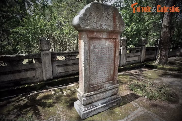 Quay trở lại với khu lăng mộ Nguyễn Hữu Hào, với kiến trúc độc đáo và tọa lạc trên một đồi thông khung cảnh hữu tình, khu di tích này đã được tỉnh Lâm Đồng xếp vào danh sách các địa điểm có tiềm năng khai thác du lịch, nằm trong tổng thể quy hoạch của khu du lịch Thác Cam Ly.