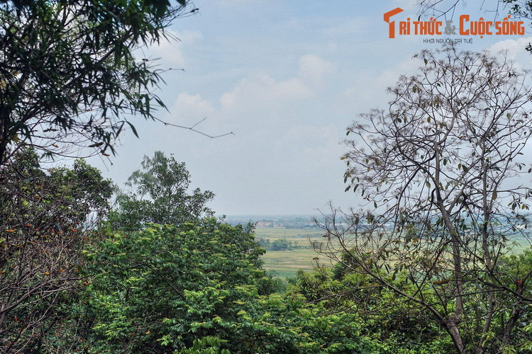 Bên cạnh giá trị lịch sử, kiến trúc và nghệ thuật, chùa Tây Phương còn nổi tiếng ở cảnh quan đẹp, tọa lạc trên đỉnh núi Câu Lâu sừng sững giữa vùng đồng bằng màu mỡ, ẩn chứa những quan niệm phong thủy huyền bí của người xưa...