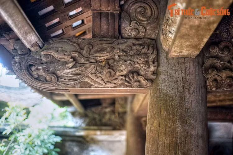 Các đầu bẩy, các bức cổn, xà nách, ván long… đều có chạm trổ đề tài trang trí quen thuộc của dân tộc Việt: hình lá dâu, lá đề, hoa sen, hoa cúc, rồng, phượng, hổ phù… rất tinh xảo được tạo ra dưới bàn tay thợ tài hoa của các nghệ nhân mộc xứ Đoài.