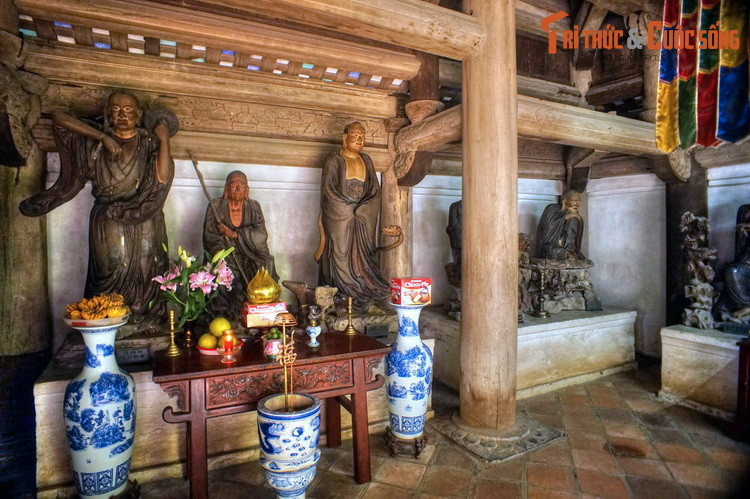 Đặc biệt, bộ tượng “18 vị La hán chùa Tây Phương” được coi là tác phẩm kinh điển của nền nghệ thuật cổ Việt Nam. Bộ tượng này gồm hai tượng đặt ở chùa Trung và 16 tượng ở chùa Thượng, đã được công nhận là Bảo vật quốc gia Việt Nam.