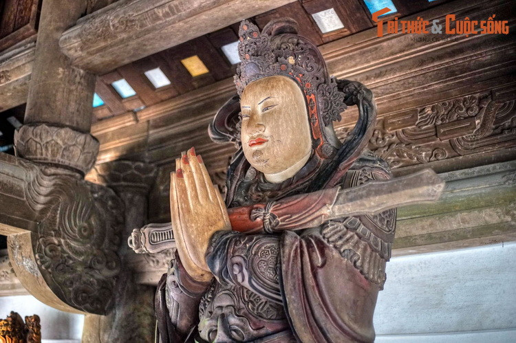 Trong chùa có 64 pho tượng cổ cùng với các phù điêu có mặt tại mọi nơi. Các tượng tạc bằng gỗ mít được sơn son thếp vàng.Nhiều pho được tạc cao hơn người thật như 8 pho tượng Kim Cương và Hộ pháp, cao chừng 3 mét, trang nghiêm phúc hậu.