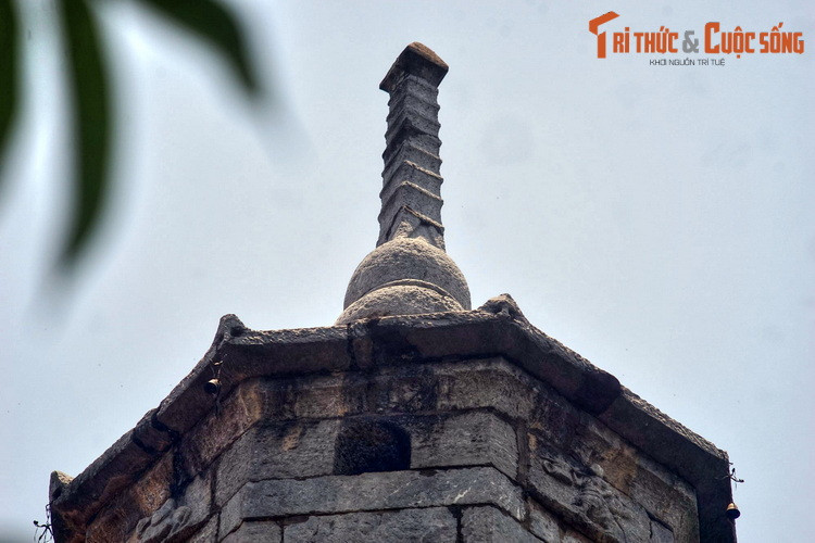 Đỉnh tháp có hình bầu hồ lô, tượng trưng cho sự hội tụ linh khí của đất trời. Lòng tháp có một khoang rỗng hình tròn đường kính 2,29 mét, ở tầng dưới cùng đặt tượng Hòa thượng Chuyết Chuyết.