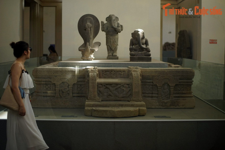 1. Được phát hiện ở thánh địa Mỹ Sơn, Bảo vật quốc gia - đài thờ Mỹ Sơn E1 có niên đại từ thế kỷ 12 - 13, là một hiện vật mang giá trị nghệ thuật nổi bật của vương quốc Chăm pa cổ. Đài thờ này được làm bằng đá sa thạch, gồm 12 khối đá ghép thành hình vuông, cao 65 cm, dài 353 cm, rộng 271 cm.