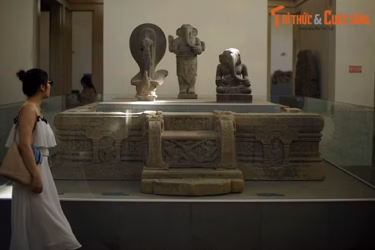 1. Được phát hiện ở thánh địa Mỹ Sơn, Bảo vật quốc gia - đài thờ Mỹ Sơn E1 có niên đại từ thế kỷ 12 - 13, là một hiện vật mang giá trị nghệ thuật nổi bật của vương quốc Chăm pa cổ. Đài thờ này được làm bằng đá sa thạch, gồm 12 khối đá ghép thành hình vuông, cao 65 cm, dài 353 cm, rộng 271 cm.