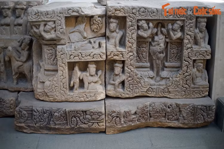 Cách tạc tượng và trang trí hoa văn trên các phiến đá của đài thờ này thể hiện sự thay đổi trong cách rõ rệt khi so sánh với đài thờ Mỹ Sơn E1. Đài thờ Đồng Dương cùng các tác phẩm điêu khắc Chăm có đặc điểm tương tự đã đình hình nên một phong cách riêng, gọi là "phong cách Đồng Dương".