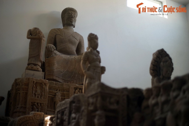 Đài thờ đã được công nhận là Bảo vật quốc gia này gồm các phiến đá lớn chạm được chạm khắc tinh xảo và ghép lại với nhau. Đáng chú ý, phía trên đài thờ có một một tượng Phật được coi là tượng Phật lớn nhất của vương quốc Chăm Pa từng được phát hiện.