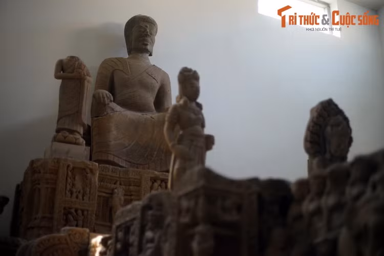 Đài thờ đã được công nhận là Bảo vật quốc gia này gồm các phiến đá lớn chạm được chạm khắc tinh xảo và ghép lại với nhau. Đáng chú ý, phía trên đài thờ có một một tượng Phật được coi là tượng Phật lớn nhất của vương quốc Chăm Pa từng được phát hiện.