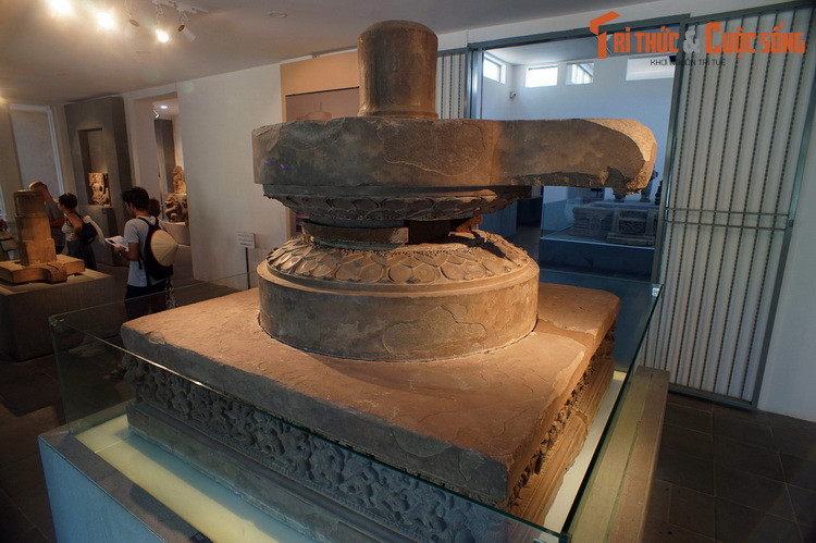 3. Được tìm thấy ở làng Trà Kiệu (Quảng Nam) vào cuối thế kỷ 19, đầu thế kỷ 20, Bảo vật quốc gia - đài thờ Trà Kiệu có niên đại từ thế kỷ 7-8, là một cổ vật đặc sắc, ấn chứa nhiều bí ẩn chưa có lời giải đáp của vương quốc Chăm Pa cổ.