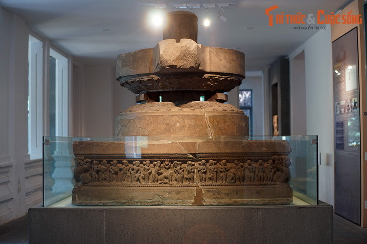 Hiện vật được làm từ đá sa thạch, có chiều cao 128 cm; dài 190 cm; rộng 190 cm, được ghép lại từ nhiều phần rời. Kết cấu đài thờ có ba phần: Phần thứ nhất là bệ hình vuông, phần thứ hai là hai thớt tròn đặt chồng lên nhau, phần thứ ba là chiếc linga đặt xuyên qua hai thớt tròn của phần thứ hai.