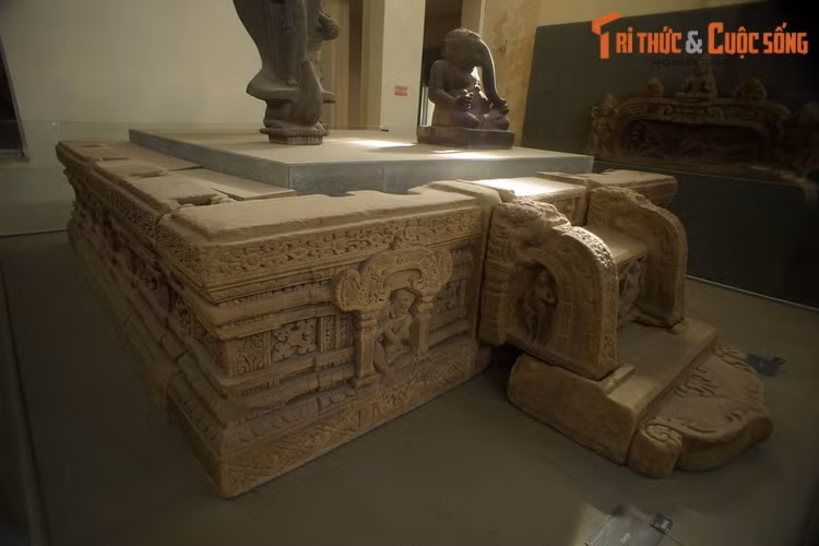 Hiện vật được trang trí tinh xảo trên cả bốn mặt. Mặt trước đài thờ Mỹ Sơn E1 là một bậc cấp nhỏ, thành của bậc cấp là một bức chạm tả cảnh ba người trong điệu múa khăn. Hai bên bậc cấp là hai phiến đá chạm khắc hai vòm cuốn, mô phỏng theo hình dáng các vòm cuốn trên các cửa tháp.