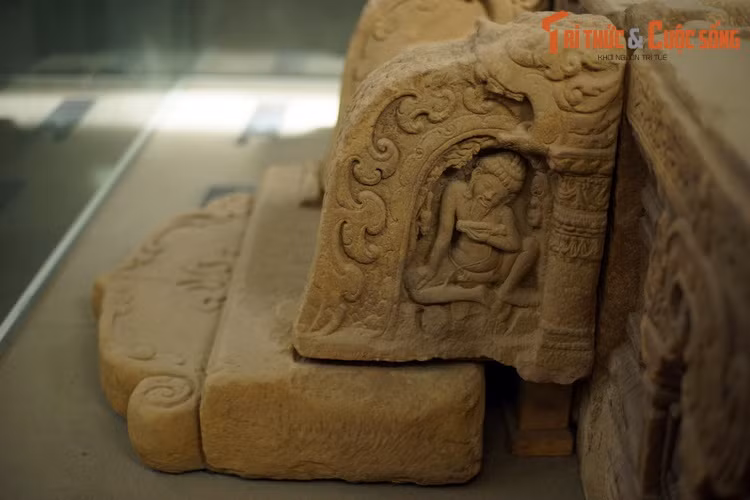 Hình tượng con người trang trí trên đài thờ rất phong phú và sinh động, được các nhà nghiên cứu phỏng đoán là cảnh sinh hoạt tôn giáo và ẩn dật của các tu sĩ. Người ra còn có hình ảnh nhiều loại động vật khác nhau. Bố cục và điêu khắc trên đài thờ mang tính biểu tượng rất cao.