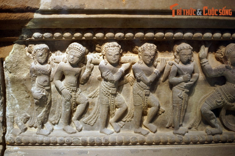 Tinh hoa nghệ thuật của đài thờ Trà Kiệu tập trung phần bệ vuông phía dưới, với bốn cạnh có chạm khắc rất tinh xảo các nhân vật trong hình dáng, tư thế khác nhau. Lối tạo hình này tiêu biểu cho một phong cách nghệ thuật Chăm Pa đặc trưng – phong cách Trà Kiệu.