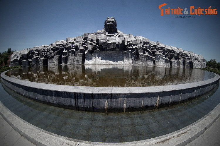 Mẹ Thứ chính là người mẹ có nhiều con cháu hy sinh nhất trong cả hai cuộc kháng chiến chống Pháp và chống Mỹ. Có thể nói, hiếm có người mẹ nào trên thế giới này mang nhiều nỗi đau và sự hy sinh như mẹ Thứ.