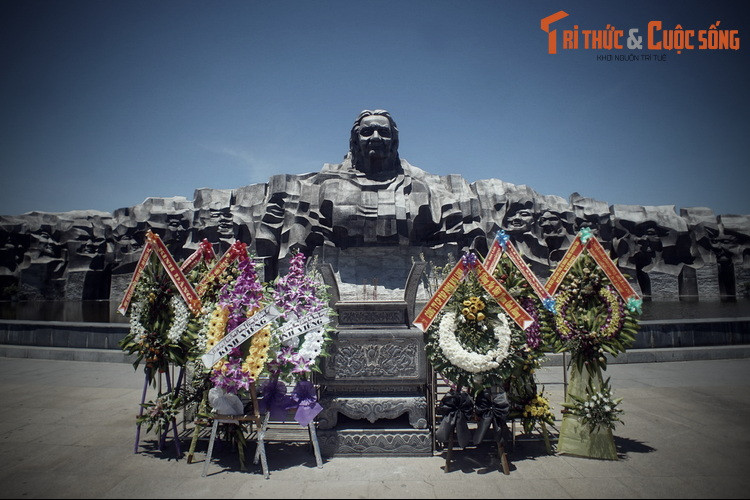 Lớn lên trong hoàn cảnh nước nhà bị giặc Pháp đô hộ, mẹ Thứ đã sớm có cảm tình với cách mạng. Sau khi lập gia đình, mẹ cũng chồng và các con bám trụ xóm làng, vừa sản xuất, vừa đào hầm nuôi giấu cán bộ.