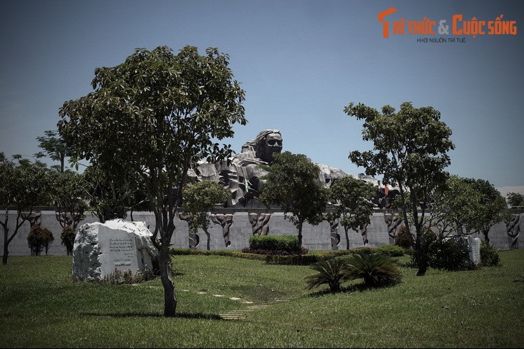 Công trình lấy nguyên mẫu từ mẹ Nguyễn Thị Thứ với ý tưởng: "Mẹ là suối nguồn bao la vô tận, là linh hồn đất nước. Mẹ sinh ra từ mảnh đất anh hùng, rồi sinh ra những người con anh hùng và sẽ lại hoá thân vào đất, vào non nước Việt Nam...".