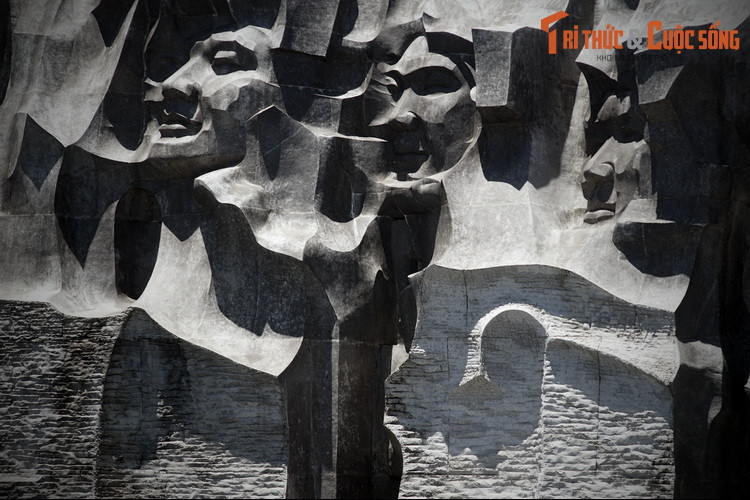 Con đầu và cũng là con gái duy nhất của mẹ Thứ - bà Lê Thị Trị - là thương binh, cũng được trao tặng danh hiệu Bà mẹ Việt Nam anh hùng khi có chồng và hai con gái là liệt sĩ. Người chồng của mẹ Thứ cũng là liệt sĩ. Như vậy gia đình mẹ có đến 13 liệt sĩ.