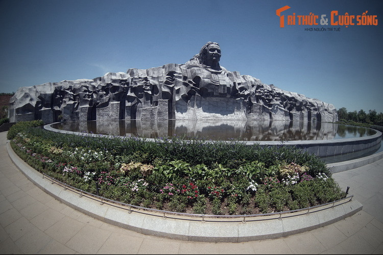 Trước đó, vào ngày 17/12/1994, Chủ tịch nước Lê Đức Anh ký quyết định tặng và truy tặng danh hiệu Bà mẹ Việt Nam anh hùng đợt đầu tiên cho 19.879 bà mẹ, trong đó có mẹ Thứ.