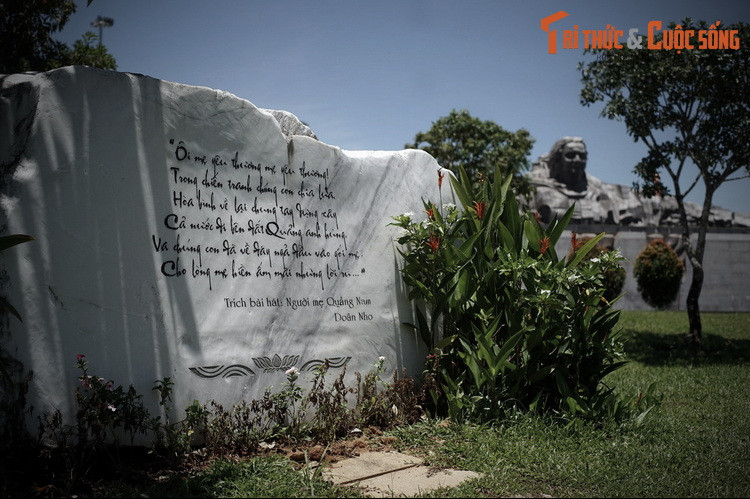 "...Mẹ sẽ sống mãi ngàn đời, vẫn tiếp thêm nguồn sức mạnh mẽ cho các thế hệ trẻ trong công cuộc xây dựng và bảo vệ Tổ quốc".