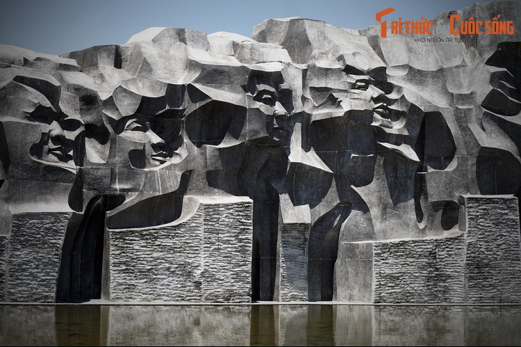 Vừa giúp đỡ cách mạng, vừa nuôi con cháu trong cảnh đói nghèo, nhưng khi đất nước lên tiếng gọi, mẹ Thứ lại động viên, tiễn các con ra chiến trường. Mẹ có 12 người con, 11 trai và 1 gái, thì 9 con trai hy sinh trong cuộc chiến chống thực dân đế quốc.