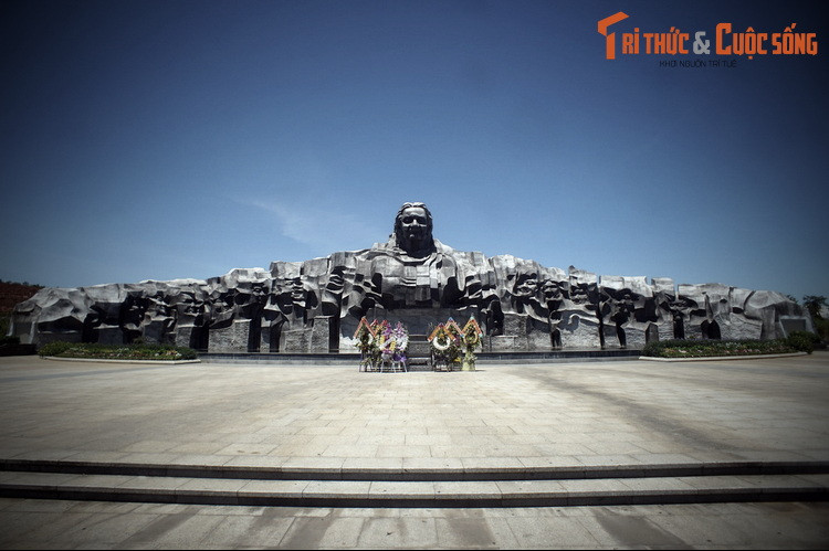 Đến năm 2004, Đảng và Nhà nước đồng ý với chủ trương xây dựng một quần thể Tượng đài Bà mẹ Việt Nam anh hùng ở tỉnh Quảng Nam. Ngày 27/7/2009, công trình được khởi công, hoàn thành ngày 24/3/2015.