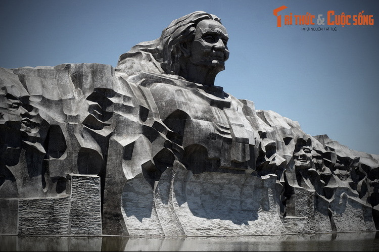 Sau ngày đất nước thống nhất, mẹ Thứ sống với con gái ở quê nhà. Vào năm 1984, đôi mắt mẹ không còn nhìn được nữa. Vài năm cuối đời mẹ chuyển ra Đà Nẵng sống cùng con trai út. Người mẹ huyền thoại từ giã trần thế vào ngày 10/12/2010 ở tuổi 106.