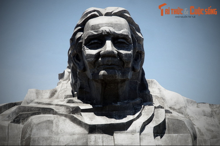 Vườn nhà mẹ rộng, có 5 căn hầm bí mật. Hằng đêm, mẹ để ngọn đèn sáng bên bàn thờ làm ám hiệu an toàn cho cán bộ, du kích đi về hoạt động. Quanh vườn có nhiều cây xanh và cỏ, nuôi nhiều bò để ngụy trang.