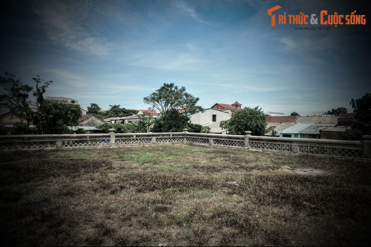 So với đàn Nam Giao, đàn Xã Tắc và có sự tương đồng về kiến trúc nhưng khác nhau về chức năng, nhiệm vụ. Cả đàn Xã Tắc và đàn Nam Giao đều là cầu nối giữa vua, quan với thánh thần, giữa dân chúng với vua của mình, nhưng theo các cách thức khác nhau.