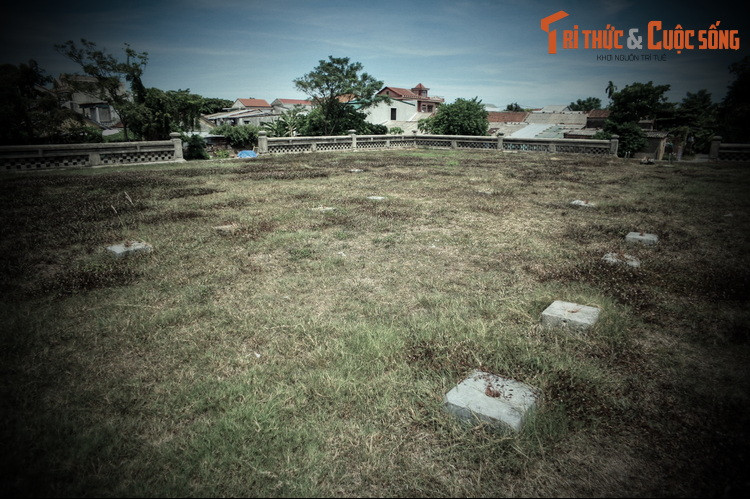 Nguyên bản, mặt đàn nền tô năm màu theo nguyên tắc của ngũ hành: Giữa màu vàng, phía Đông màu xanh, phía Tây màu trắng, phía Nam màu đỏ, phía Bắc màu đen. Trên nền còn đặt 32 bệ đá để cắm lọng che.