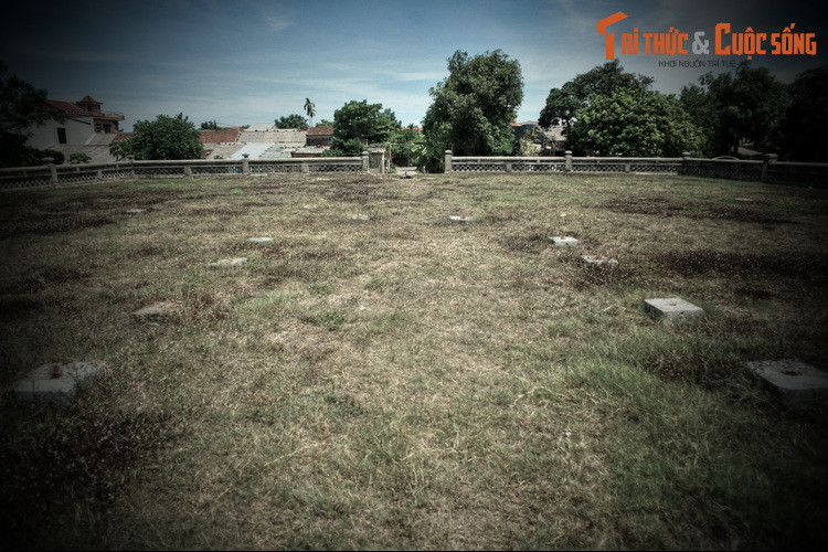 Sau năm 1945, đàn Xã Tắc bị bỏ hoang. Đến những năm 1970-1974, toàn bộ phần đất khu vực đàn tế và la thành xung quanh bị dân cư lấn chiếm. Sau năm 1975, đàn gần như hoàn toàn biến mất.