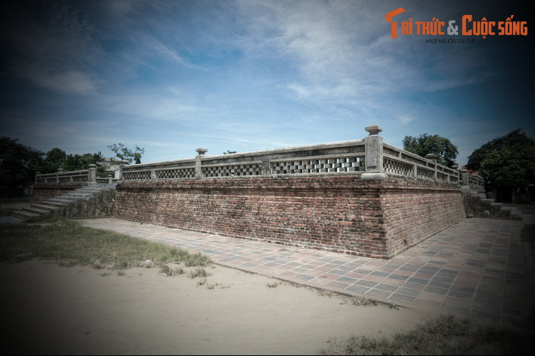 Nằm ở phía Tây Nam của Kinh thành Huế, đàn Xã Tắc là một đàn tế cổ có tầm quan trọng đặc biệt đối với nhà Nguyễn. Công trình được được xây dựng năm 1908, dưới triều vua Gia Long.