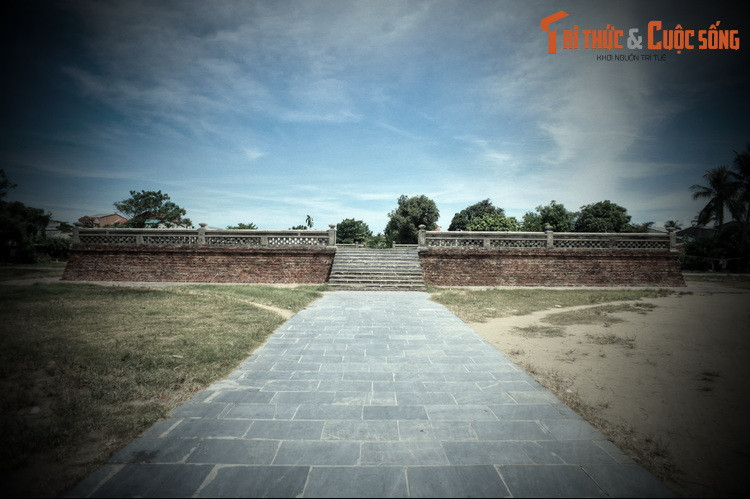 Đàn được đắp lộ thiên, xưa kia gồm hai tầng, hình vuông, mặt chính nhìn về hướng Bắc. Tầng dưới của đàn cao 1,20 mét, cạnh dài 73 mét, tầng trên cao 1,60 mét, cạnh dài 28 mét. Xung quanh đàn có tường thấp bao quanh. Cửa được mở ở ba mặt: Bắc, Tây và Đông.