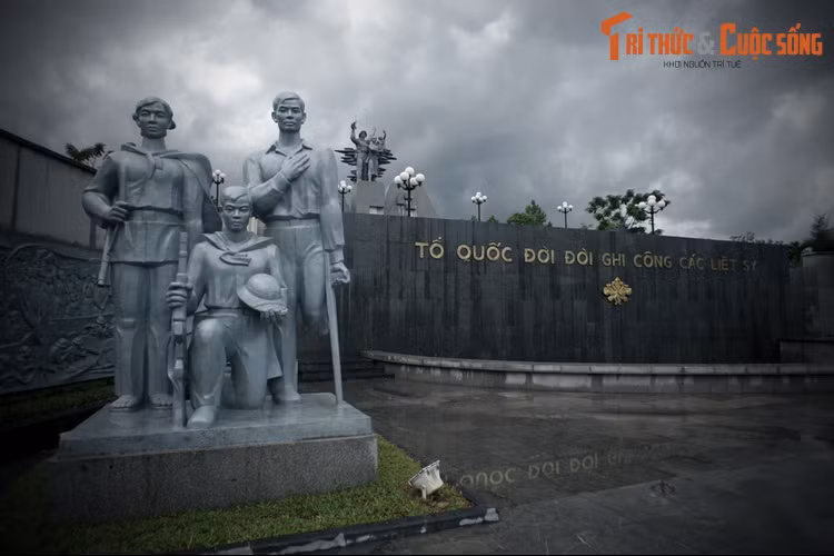 Nằm bên Quốc lộ 9, thuộc địa phận TP Đông Hà, tỉnh Quảng Trị, Nghĩa trang liệt sĩ Quốc gia Đường 9 là công trình đền ơn đáp nghĩa quy mô lớn, có tính nghệ thuật cao, thể hiện sự tri ân với những người đã hi sinh xương máu cho sự nghiệp giải phóng dân tộc, thống nhất đất nước.