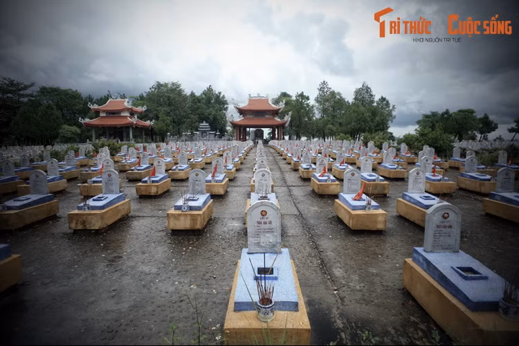 Nghĩa trang này là nơi yên nghỉ của khoảng một vạn anh hùng, liệt sĩ, gồm bộ đội chủ lực, bộ đội địa phương, dân quân du kích và thanh niên xung phong đã từng chiến đấu, phục vụ chiến đấu trên mặt trận đường 9 và ở đất bạn Lào trong suốt cuộc kháng chiến chống Mỹ.