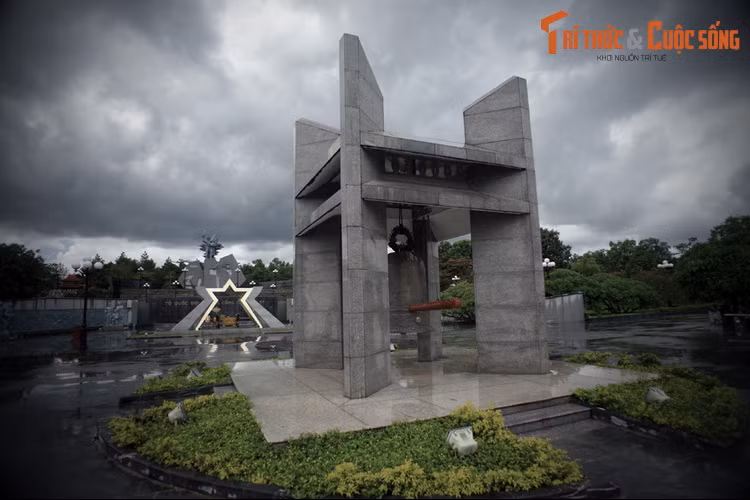 Tại đây, 16 hạng mục công trình lớn nhỏ được thi công, trong đó có hai hạng mục công trình lớn, mang tính nghệ thuật cao, xứng tầm với vai trò lịch sử của nghĩa trang là Tượng đài chiến thắng và Khu hành lễ.