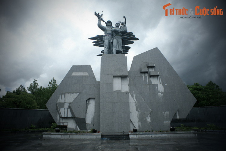 Tượng đài chiến thắng cao 18 mét gồm bệ và tượng. Bệ tượng tái hiện sự đổ nát của Thành cổ Quảng Trị và dãy Trường Sơn che chắn cho bộ đội. Phần tượng thể hiện hình ảnh người bộ đội giải phóng quân Việt Nam với cô thiếu nữ và em bé người Lào mừng ngày chiến tranh kết thúc.