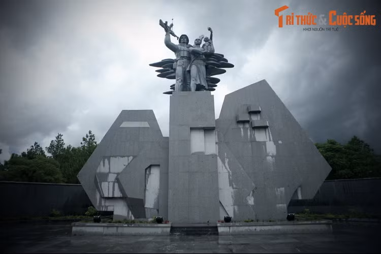 Tượng đài chiến thắng cao 18 mét gồm bệ và tượng. Bệ tượng tái hiện sự đổ nát của Thành cổ Quảng Trị và dãy Trường Sơn che chắn cho bộ đội. Phần tượng thể hiện hình ảnh người bộ đội giải phóng quân Việt Nam với cô thiếu nữ và em bé người Lào mừng ngày chiến tranh kết thúc.