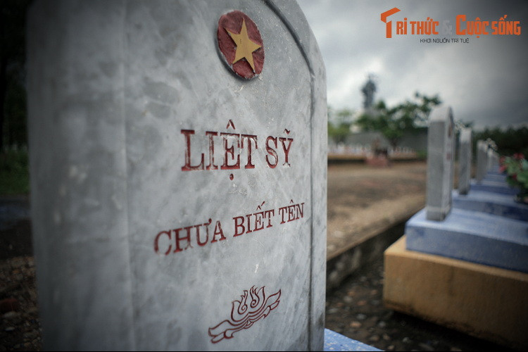 Trong số những mộ phần liệt sĩ ở nơi đây, có 3.227 mộ được xác định đầy đủ tên tuổi quê quán, được mai táng theo từng tỉnh thành; 785 mộ xác định chưa đầy đủ; còn lại chưa rõ tên tuổi. Một số mộ trong Nghĩa trang Đường 9 là mộ tập thể.