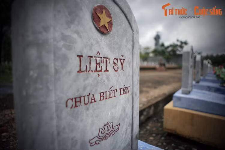 Trong số những mộ phần liệt sĩ ở nơi đây, có 3.227 mộ được xác định đầy đủ tên tuổi quê quán, được mai táng theo từng tỉnh thành; 785 mộ xác định chưa đầy đủ; còn lại chưa rõ tên tuổi. Một số mộ trong Nghĩa trang Đường 9 là mộ tập thể.