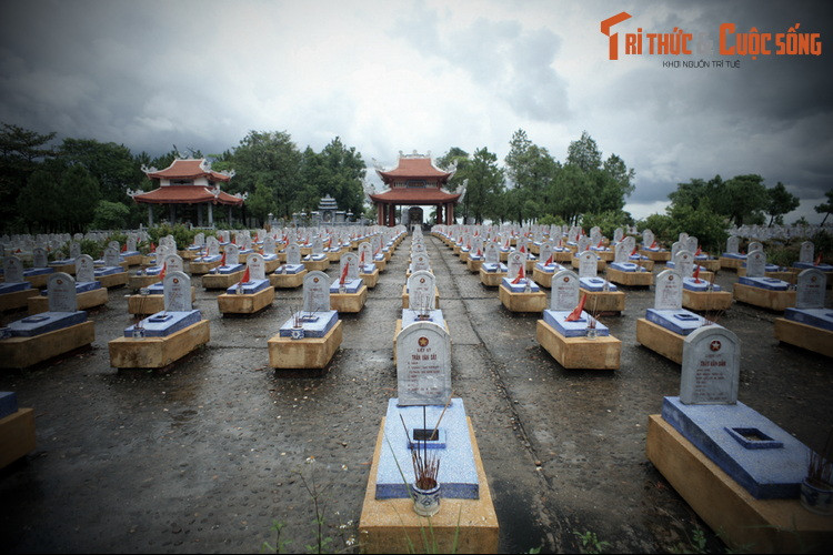 Nghĩa trang này là nơi yên nghỉ của khoảng một vạn anh hùng, liệt sĩ, gồm bộ đội chủ lực, bộ đội địa phương, dân quân du kích và thanh niên xung phong đã từng chiến đấu, phục vụ chiến đấu trên mặt trận đường 9 và ở đất bạn Lào trong suốt cuộc kháng chiến chống Mỹ.