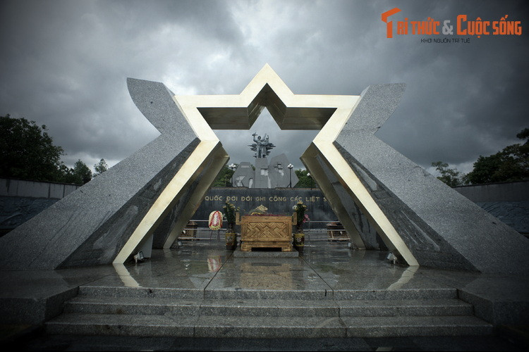 Khu hành lễ có nhà tưởng niệm ở trung tâm, ba bức phù điêu và bốn cụm tượng ở xung quanh. Trong đó, nhà tưởng niệm mang hình ảnh của ngôi sao vàng thiêng liêng trên lá quốc kỳ Việt Nam, bên trong đặt một lư hương lớn.