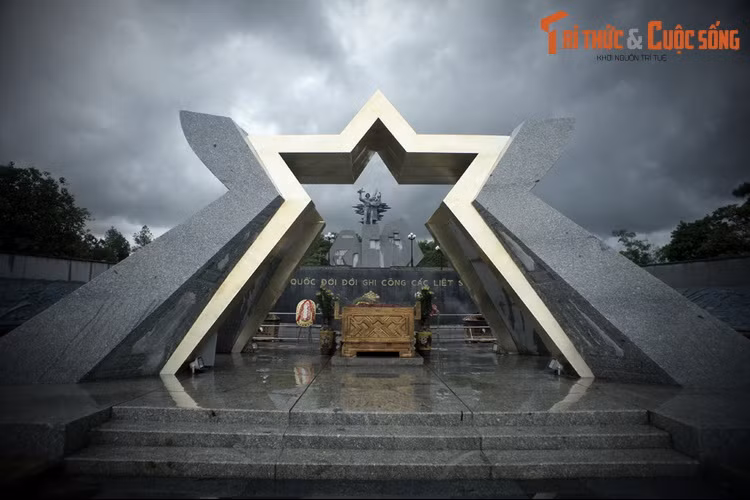 Khu hành lễ có nhà tưởng niệm ở trung tâm, ba bức phù điêu và bốn cụm tượng ở xung quanh. Trong đó, nhà tưởng niệm mang hình ảnh của ngôi sao vàng thiêng liêng trên lá quốc kỳ Việt Nam, bên trong đặt một lư hương lớn.