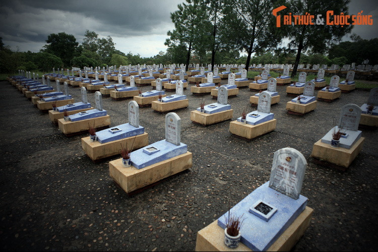 Nghĩa trang liệt sĩ Quốc gia Đường 9 được khởi công xây dựng ngày 2/9/1995 trên cơ sở nâng cấp từ nghĩa trang liệt sĩ thị xã Đông Hà (có từ năm 1983 – 1984) và khánh thành vào dịp kỷ niệm 50 năm ngày thương binh liệt sỹ (27/7/1947 – 27/7/1997).