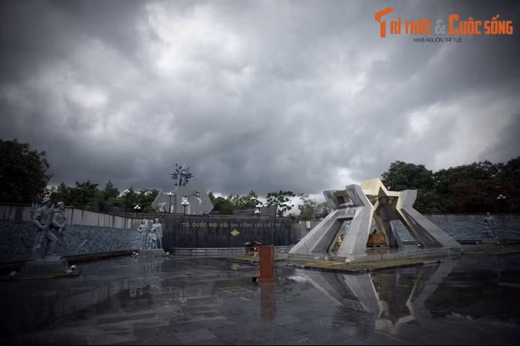 Trong cuộc kháng chiến chống Mỹ, đường 9 là một con đường chiến lược nối liền từ biên giới Việt – Lào về tới Đông Hà. Dọc trục đường số 9, quân đội Mỹ - Sài Gòn đã cho xây dựng các căn cứ quân sự, các cứ điểm và lô cốt nhằm cắt đứt sự chi viện của miền Bắc cho chiến trường miền Nam.