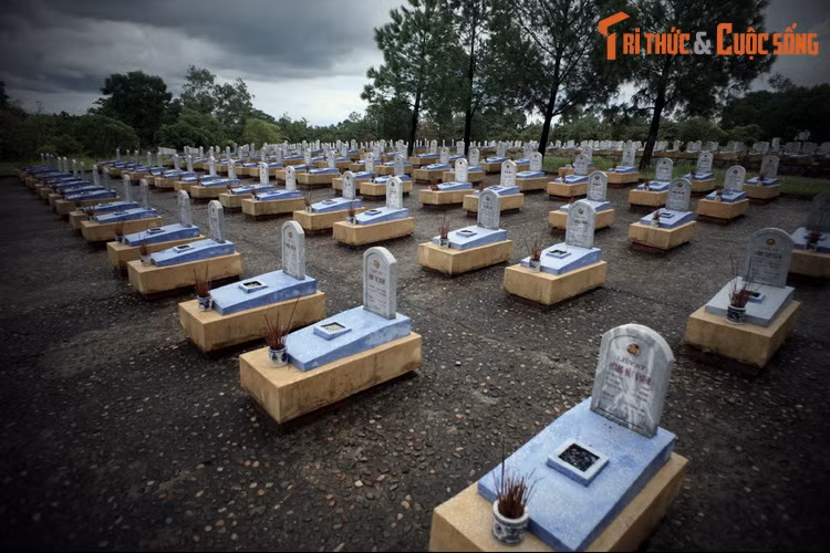 Nghĩa trang liệt sĩ Quốc gia Đường 9 được khởi công xây dựng ngày 2/9/1995 trên cơ sở nâng cấp từ nghĩa trang liệt sĩ thị xã Đông Hà (có từ năm 1983 – 1984) và khánh thành vào dịp kỷ niệm 50 năm ngày thương binh liệt sỹ (27/7/1947 – 27/7/1997).