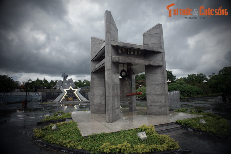 Tại đây, 16 hạng mục công trình lớn nhỏ được thi công, trong đó có hai hạng mục công trình lớn, mang tính nghệ thuật cao, xứng tầm với vai trò lịch sử của nghĩa trang là Tượng đài chiến thắng và Khu hành lễ.