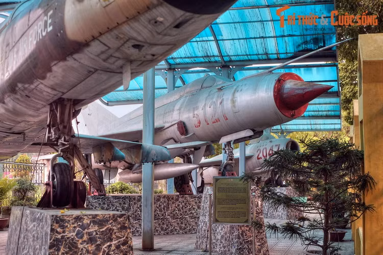 Chiến công phi thường của chiếc máy bay MiG-21 số hiệu 5121 Chien cong phi thuong cua chiec may bay MiG-21 so hieu 5121